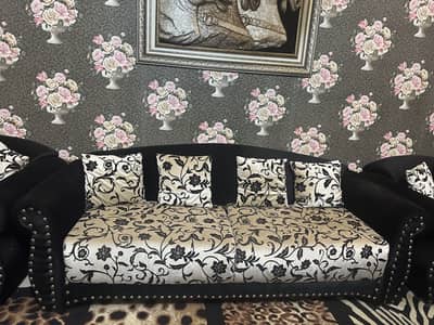 7 Seaters Sofa Set In Good Condition For Sale