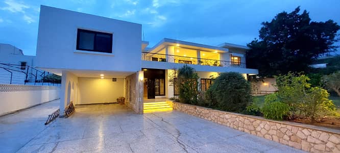 Stunning 1000 Yards Bungalow Is Available For Rent