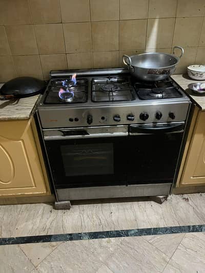 cooking range with 5 stoves and a baking oven