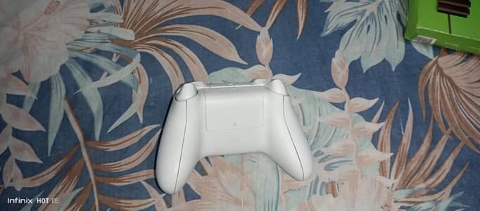 Xbox series s in new condition with box only used for 4 months