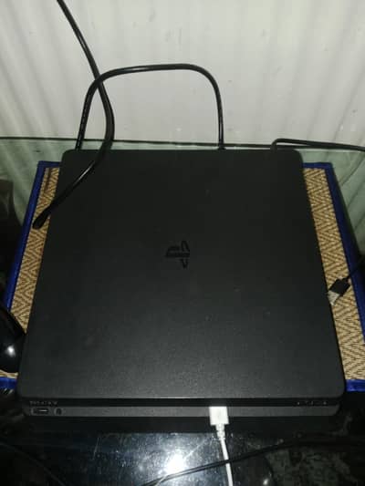 PS4 slim 1tb limited edition with one free game and controller