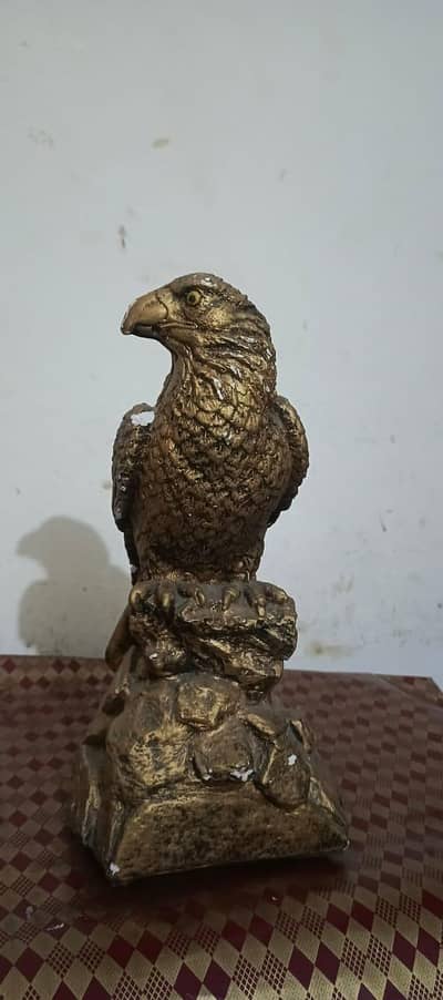 Grand majestic eagle showpiece