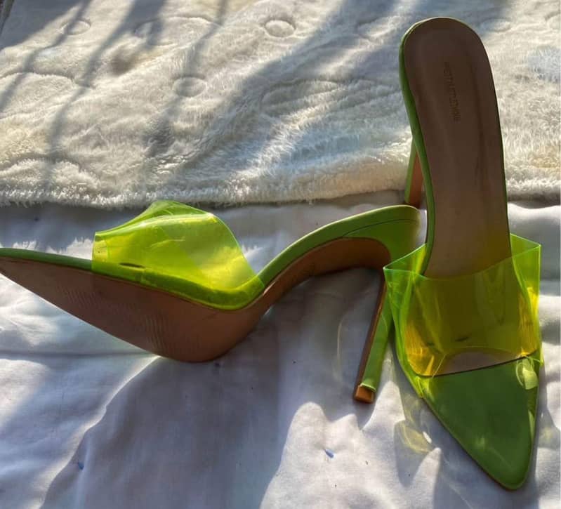 PRETTYLITTLETHINGS 0