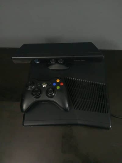Xbox 360 slim with 1 controller  and a kinect with 160 + games 250 gb