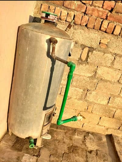 Wooden geyser for sake very good condition. . 0300-6060025 cal + whats