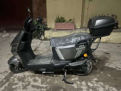 Revoo A12 Electric scooty