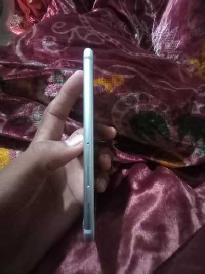 iphone 7 non PTA 128GB battery health 82%