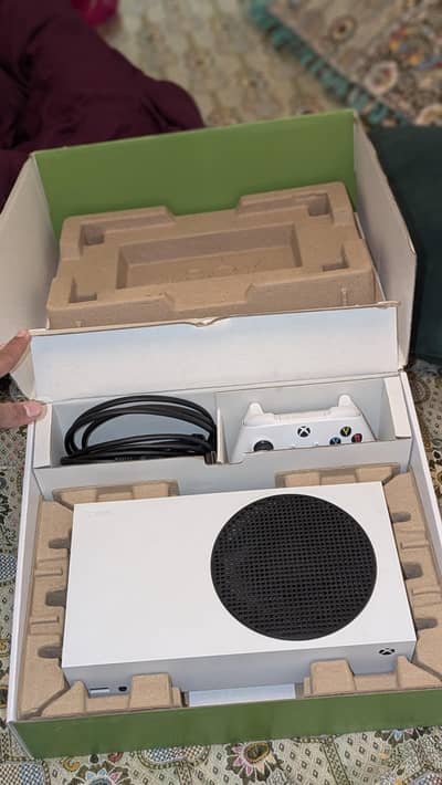 Xbox Series S 10/10 2 Orgnl Controllers 6 mnths shop warranty with box