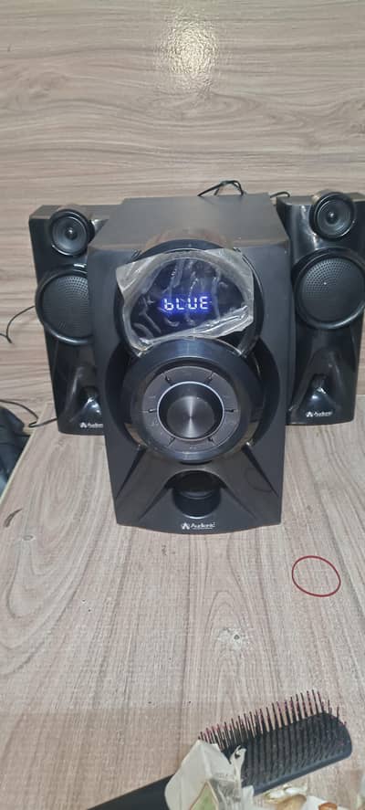 audionic mega 100 10/10 condition