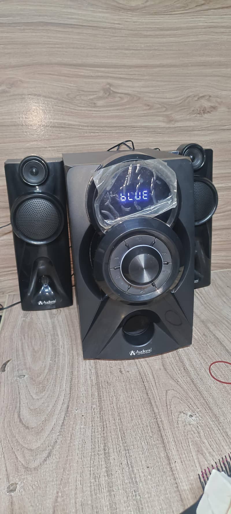audionic mega 100 10/10 condition 1