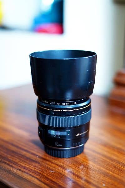 Canon 85mm f/1.8 USM Portrait Lens – Excellent Condition