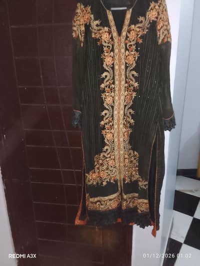 Green color ka suit hai