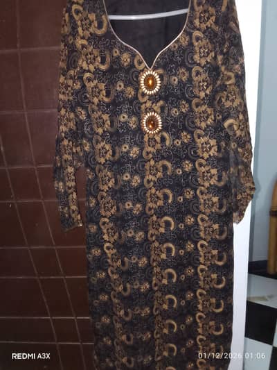 black color ka suit hai designing