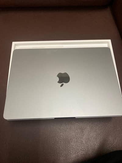 Macbook Air M2 13 inches 8/256gb battery health 100 complete box