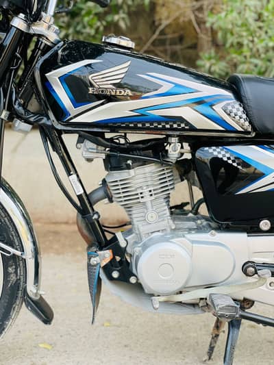 HONDA CG125 2025 BLACK 3500km used only