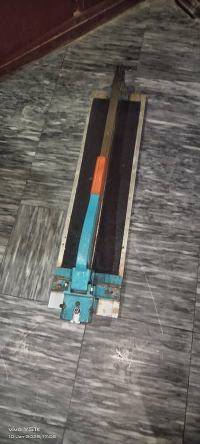 Tiles cutter