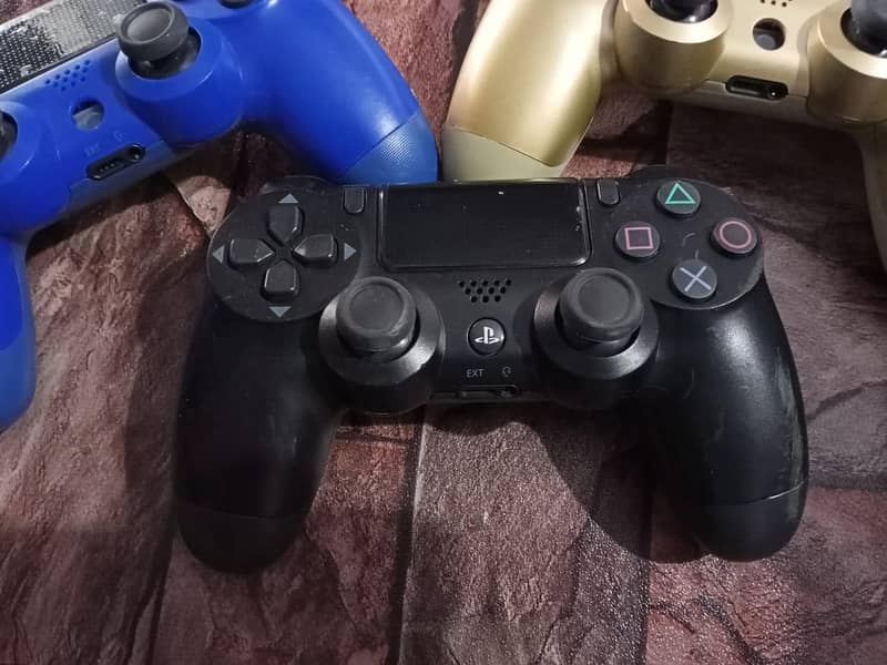 PS4 controllers 1