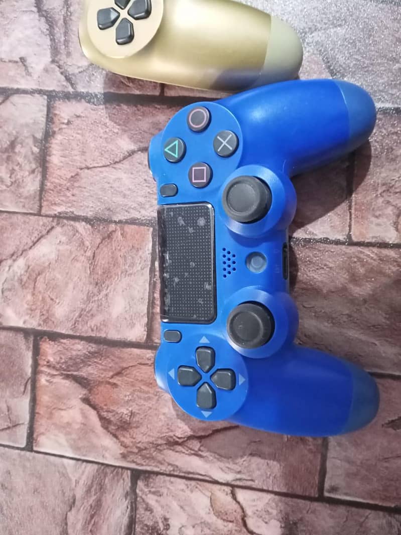 PS4 controllers 4