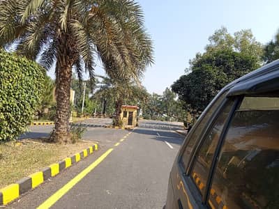 10 Marla Plot @ Invester rate in Shaheen villas (Registry)