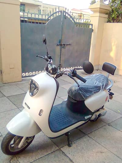 Electric Scooty Yadea M6 Metro (Excellent condition)