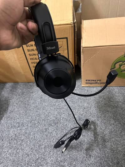 headphones trust brand usb