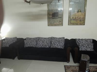 Chesterfield 5 seater luxurious sofa set in black colour