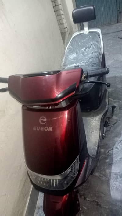 eveon joy red. 2month use. 900km drive only