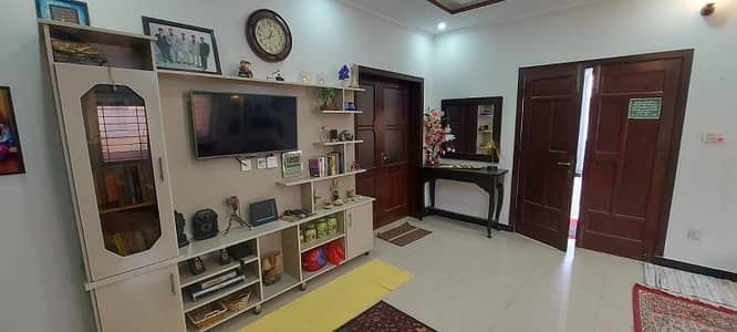 Independent one kanal upper porshn for rent in gulshan abad
