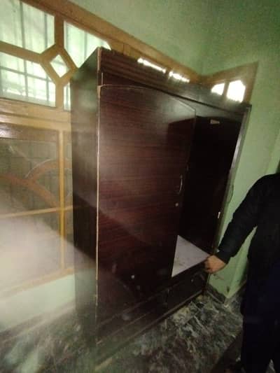 Cupboard for sale thori kharab hai jaise pic me dekai hai