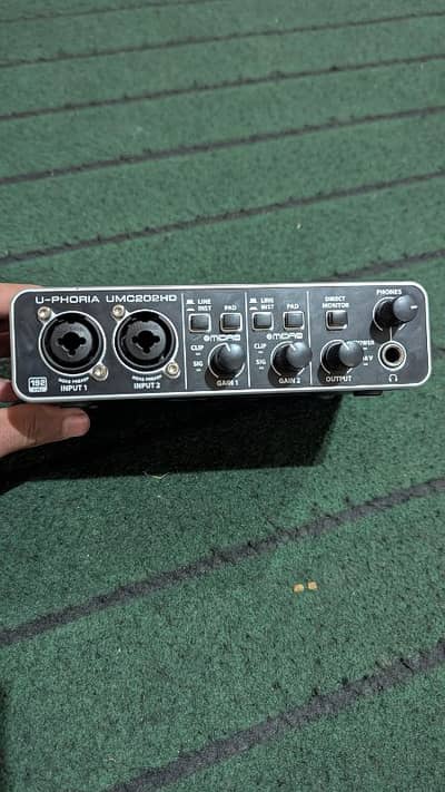 Behringer 202 hd audio interface sound card for studio