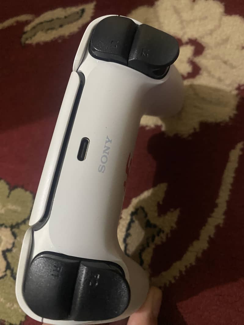 PS5 Controller 4