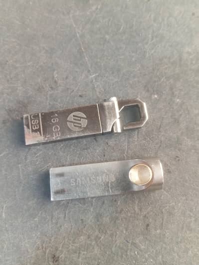 2 usbs 32gd. . . 16gb