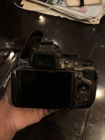 Nikon D5200 with 18-55 lens and battery+charger