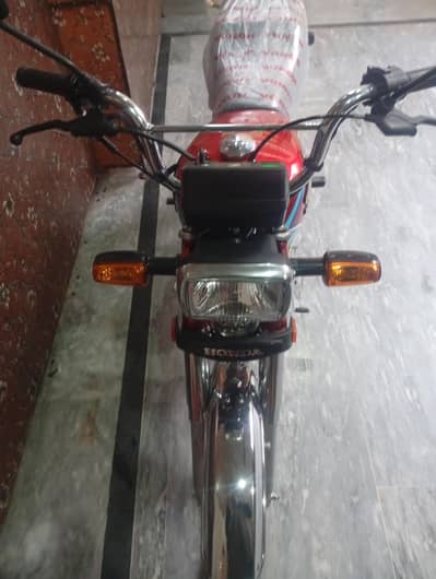HONDA CD70 Brand new bas showroom se la kar Ghar he aye hai