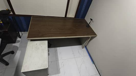 L shape Office table  in good condition