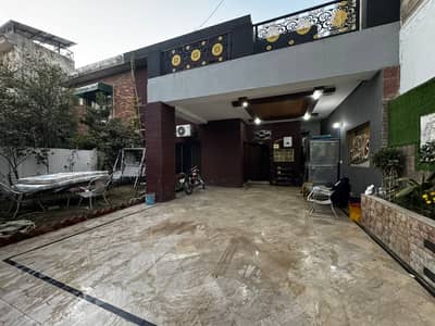 12 Marla Owner Build Super Hot Location All Original picture Attached With Direct Owner meeting For Sale in Johar Town