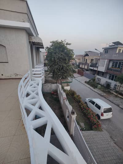 E-11/2 lexury house basement ground plus first