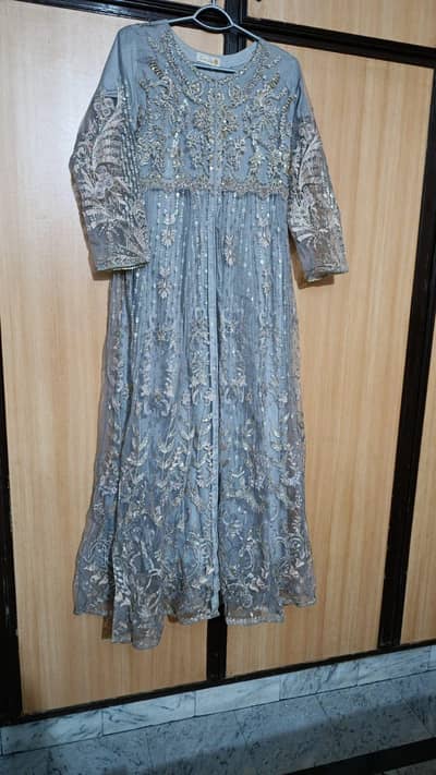 i am selling maxi its colour is gray its wedding maxi