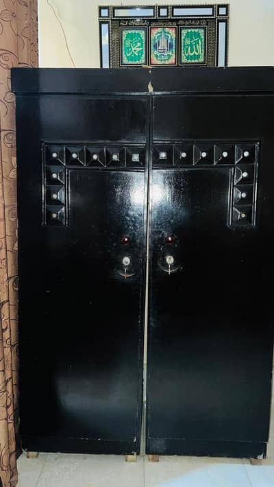 bed set for sell with side table and almari