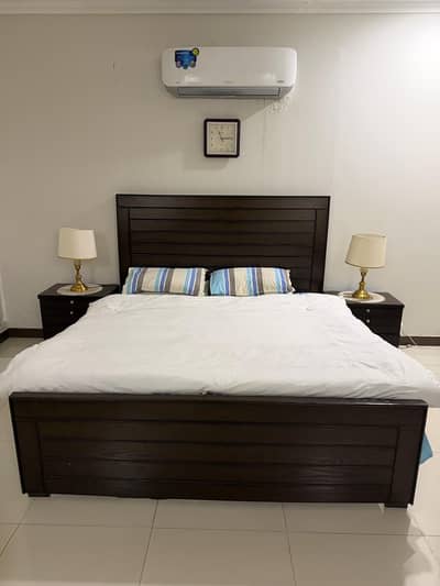 BED WITH SIDE TABLES