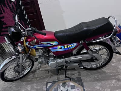 Honda 70cc bike for sale in lush condition