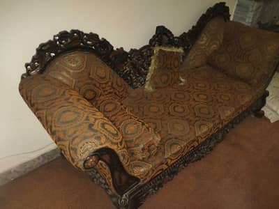Elegant Antique Chaise Lounge.