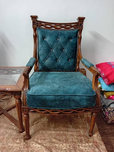 I want to sell set of 2 sofa chairs and table