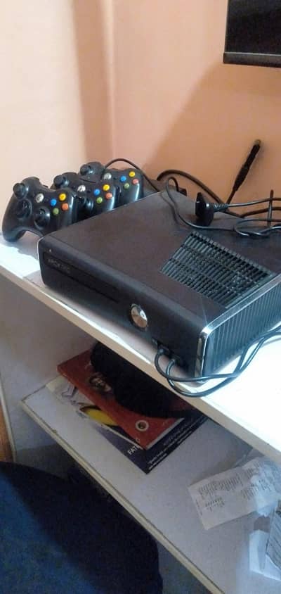 XBOX360 (320GB) with 3 controllers