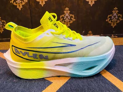 running shoes bylin  carbon plate
