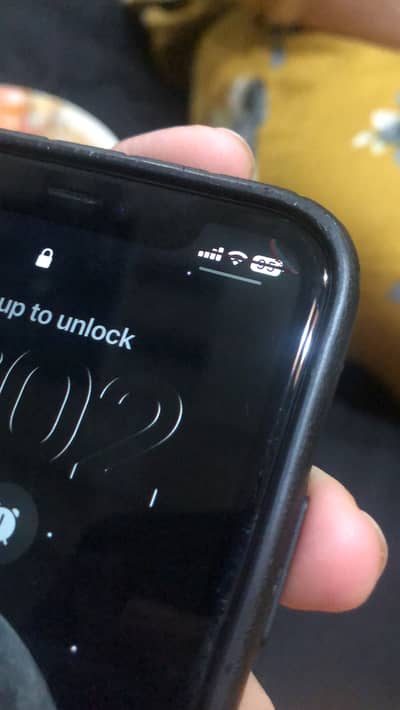 Iphone 11 factory unlock sim chal rhi 64gb bh 92% back break