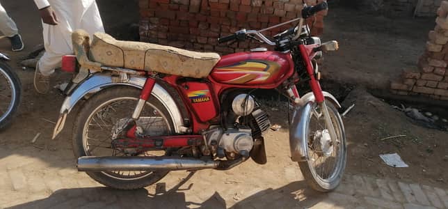 2006 model yamha red color