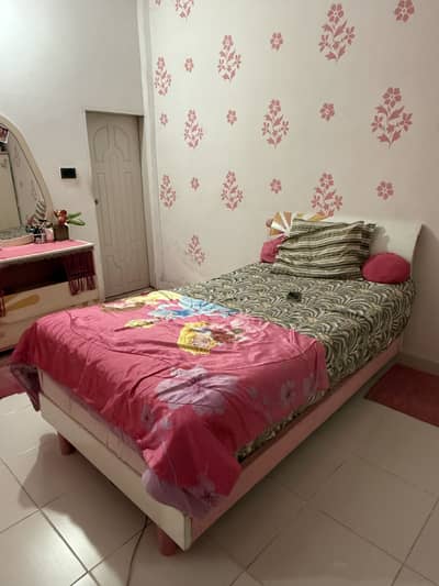 used single 2 beds  without mattress