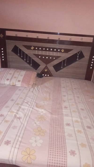 Bed sale karna hai mattress ky sath spring wala mattress hai new cond