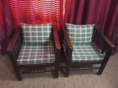 mazboot lakri ka bna hua hai